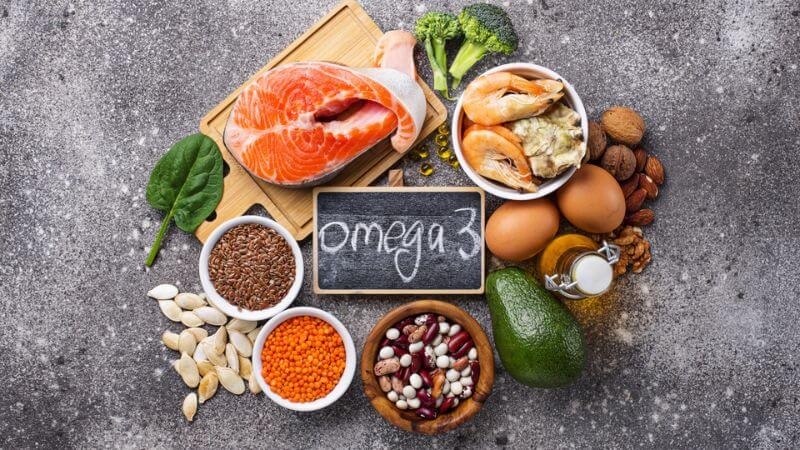 So sánh hiệu quả bổ mắt giữa việc ăn cá hồi thông thường và uống viên bổ sung Omega-3