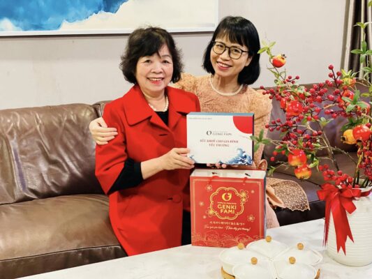 Chị Thúy Hằng tặng mẹ Hộp quà Tết của Genki Fami
