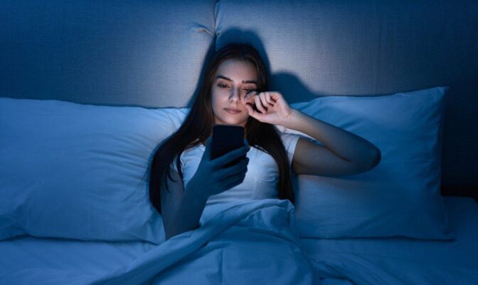 Mỏi mắt, khô mắt do ánh sáng xanh: Tác hại khôn lường và cách phòng ngừa từ sớm.