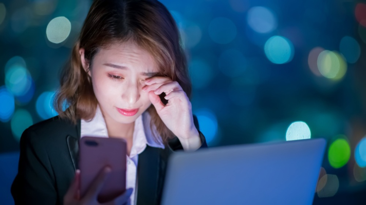 10 tiếng mỗi ngày ôm máy tính, điện thoại: Dân văn phòng đang "hủy hoại" đôi mắt như thế nào?