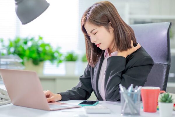 Dân văn phòng dễ bị "stress nhiệt": Cách cân bằng cảm xúc khi thời tiết quá oi bức