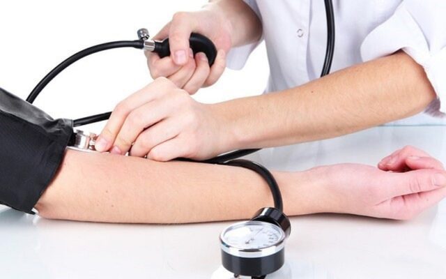 đo huyết áp kiểm soát huyết áp