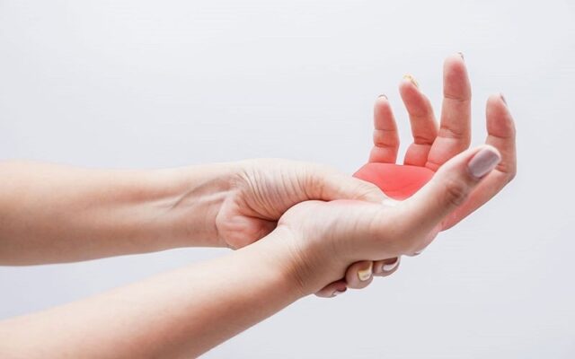 Tê bì chân tay, cứng khớp buổi sáng
