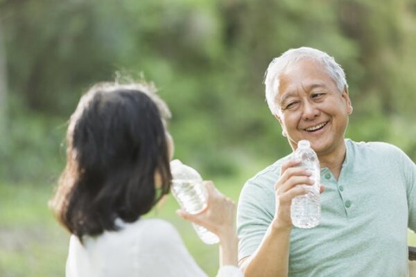 bảo vệ sức khỏe mùa hè cho người cao tuổi
