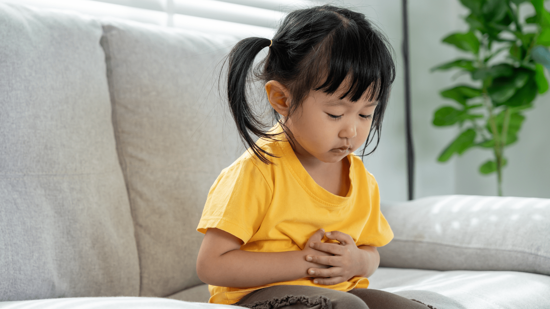trẻ nheo mắt, dụi mắt