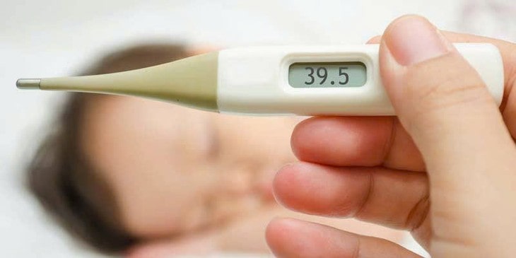 hướng dẫn sơ cứu khi trẻ bị sốt cao đột ngột
