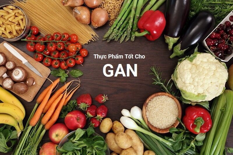 Bảo vệ gan lâu dài: Kết hợp dinh dưỡng, lối sống và sản phẩm hỗ trợ an toàn Gan là một trong những cơ quan quan trọng nhất của cơ thể, đóng vai trò như “nhà máy hóa chất” đảm nhiệm hơn 500 chức năng khác nhau, từ lọc độc tố, chuyển hóa chất dinh dưỡng, sản xuất enzyme đến hỗ trợ hệ miễn dịch. Tuy nhiên, do phải hoạt động liên tục và tiếp xúc với nhiều yếu tố gây hại, gan rất dễ bị tổn thương nếu chúng ta không chăm sóc đúng cách. Để bảo vệ gan lâu dài, giải pháp tối ưu không chỉ nằm ở việc điều trị khi gan gặp vấn đề, mà quan trọng hơn là kết hợp dinh dưỡng hợp lý, duy trì lối sống khoa học và sử dụng sản phẩm hỗ trợ an toàn. 1. Tầm quan trọng của gan và những nguy cơ thường gặp Gan đóng vai trò then chốt trong việc duy trì sự sống. Một số chức năng chính của gan bao gồm: Thải độc: Lọc bỏ các chất độc hại từ thực phẩm, môi trường, rượu bia và thuốc men. Chuyển hóa: Xử lý protein, chất béo, carbohydrate để tạo năng lượng. Sản xuất mật: Hỗ trợ tiêu hóa chất béo và hấp thu vitamin tan trong dầu. Dự trữ dinh dưỡng: Lưu trữ vitamin, khoáng chất và đường glucose. Tuy nhiên, gan thường phải đối mặt với nhiều yếu tố nguy hại như: Chế độ ăn uống thiếu lành mạnh: Nhiều dầu mỡ, đồ chiên rán, thực phẩm chế biến sẵn. Lạm dụng rượu bia: Nguyên nhân hàng đầu gây xơ gan và viêm gan mạn tính. Thuốc và hóa chất: Một số loại thuốc tây, thuốc giảm đau hoặc thực phẩm chứa hóa chất bảo quản có thể gây hại gan. Virus và bệnh lý: Viêm gan B, C và các bệnh gan nhiễm mỡ không do rượu. Nếu không được chăm sóc và phòng ngừa, tổn thương gan có thể tiến triển âm thầm, dẫn đến các biến chứng nghiêm trọng như xơ gan, ung thư gan. 2. Nguyên tắc bảo vệ gan lâu dài Để duy trì sức khỏe gan, nguyên tắc vàng là phòng bệnh hơn chữa bệnh. Một số định hướng cơ bản bao gồm: Ăn uống khoa học để giảm tải cho gan. Tập thể dục và duy trì cân nặng hợp lý để hạn chế gan nhiễm mỡ. Tránh xa rượu bia và chất kích thích. Kiểm soát các bệnh lý nền như tiểu đường, mỡ máu, viêm gan. Sử dụng sản phẩm hỗ trợ gan an toàn, có nguồn gốc rõ ràng. Trong đó, kết hợp dinh dưỡng hợp lý đóng vai trò then chốt vì gan cần nguồn dưỡng chất cân đối để tái tạo và phục hồi chức năng. 3. Kết hợp dinh dưỡng để bảo vệ gan lâu dài 3.1. Tăng cường thực phẩm tốt cho gan Một chế độ ăn giàu dinh dưỡng giúp gan hoạt động hiệu quả hơn và chống lại quá trình viêm, oxy hóa. Các nhóm thực phẩm nên ưu tiên bao gồm: Rau xanh và trái cây tươi: Giàu vitamin C, E, chất xơ và chất chống oxy hóa, giúp trung hòa gốc tự do và giảm gánh nặng cho gan. Ngũ cốc nguyên hạt: Cung cấp vitamin nhóm B và chất xơ hỗ trợ chuyển hóa năng lượng và ổn định đường huyết. Chất béo lành mạnh: Có trong dầu oliu, dầu hạt lanh, quả bơ và các loại hạt, giúp chống viêm và bảo vệ màng tế bào gan. Thực phẩm giàu protein chất lượng cao: Cá, thịt gia cầm nạc, đậu nành và trứng để hỗ trợ tái tạo tế bào gan. 3.2. Hạn chế thực phẩm gây hại cho gan Đồ chiên rán, nhiều dầu mỡ: Gây gan nhiễm mỡ và tăng cholesterol. Thực phẩm chế biến sẵn, nhiều đường: Dễ dẫn đến béo phì và rối loạn mỡ máu. Rượu bia và chất kích thích: Làm tổn thương tế bào gan và giảm khả năng thải độc. 3.3. Uống đủ nước Nước giúp gan loại bỏ chất thải dễ dàng hơn. Người trưởng thành nên uống khoảng 1,5 – 2 lít nước mỗi ngày, ưu tiên nước lọc và nước từ trái cây tươi. 4. Lối sống lành mạnh hỗ trợ gan khỏe mạnh Ngoài dinh dưỡng, lối sống đóng vai trò không kém phần quan trọng để bảo vệ gan lâu dài: Tập thể dục đều đặn: Giúp kiểm soát cân nặng và cải thiện tuần hoàn máu. Ngủ đủ và đúng giờ: Gan thực hiện quá trình giải độc mạnh nhất từ 23h – 3h sáng, vì vậy cần ngủ sâu vào khoảng thời gian này. Giữ tinh thần thoải mái: Căng thẳng kéo dài có thể ảnh hưởng đến chức năng gan thông qua rối loạn nội tiết. Tiêm phòng viêm gan B và kiểm tra sức khỏe định kỳ để phát hiện sớm bất thường. 5. Sản phẩm hỗ trợ an toàn – lựa chọn thông minh Việc sử dụng các sản phẩm bổ trợ có thể giúp tăng cường chức năng gan, đặc biệt ở những người thường xuyên tiếp xúc với rượu bia, thuốc men hoặc làm việc trong môi trường độc hại. Tuy nhiên, cần lưu ý: Chọn sản phẩm có nguồn gốc rõ ràng và được cơ quan y tế chứng nhận. Ưu tiên thành phần từ thiên nhiên như atiso, cây kế sữa (milk thistle), diệp hạ châu, nghệ, curcumin… vốn được nghiên cứu có lợi cho gan. Dùng đúng liều lượng theo hướng dẫn của nhà sản xuất hoặc tư vấn của bác sĩ. Không lạm dụng: Sản phẩm hỗ trợ chỉ đóng vai trò bổ sung, không thay thế chế độ ăn uống và sinh hoạt lành mạnh. 6. Kết hợp ba yếu tố để tối ưu hiệu quả Bảo vệ gan lâu dài cần một chiến lược tổng thể: Kết hợp dinh dưỡng đầy đủ, cân bằng, ưu tiên thực phẩm tốt cho gan. Duy trì lối sống khoa học, tránh rượu bia, vận động thường xuyên và giữ tinh thần thư giãn. Sử dụng sản phẩm hỗ trợ an toàn, có bằng chứng khoa học và được tư vấn đúng cách. Sự phối hợp này giúp gan giảm tải, tăng cường khả năng tái tạo, chống lại các yếu tố gây hại và duy trì hoạt động ổn định trong nhiều năm. 7. Lời khuyên từ chuyên gia Các chuyên gia y tế khuyến nghị: Khám sức khỏe định kỳ ít nhất 1 lần/năm, đặc biệt kiểm tra men gan và siêu âm gan. Không tự ý dùng thuốc hoặc thực phẩm chức năng khi chưa rõ nguồn gốc. Giữ cân nặng ở mức hợp lý để giảm nguy cơ gan nhiễm mỡ. Luôn nhớ rằng gan có khả năng tự phục hồi, nhưng nếu tổn thương kéo dài, quá trình này sẽ bị hạn chế. Kết luận: Gan là “người hùng thầm lặng” của cơ thể, chịu trách nhiệm bảo vệ sức khỏe chúng ta mỗi ngày. Để bảo vệ gan lâu dài, không thể chỉ dựa vào một biện pháp đơn lẻ, mà cần sự phối hợp chặt chẽ giữa kết hợp dinh dưỡng hợp lý, lối sống lành mạnh và sản phẩm hỗ trợ an toàn. Khi bạn duy trì thói quen này đều đặn, gan sẽ luôn khỏe mạnh, góp phần kéo dài tuổi thọ và nâng cao chất lượng cuộc sống.